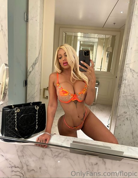 曲線美のクーガーOnlyFans 無料セクシー ギャラリー