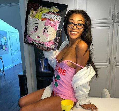 Coi Leray アートスター ギャラリー