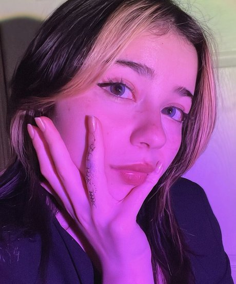 小柄なティーンオンリーファン 美しい裸 画像