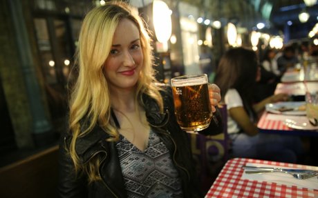 Ashley Johnson 美しいスター 写真