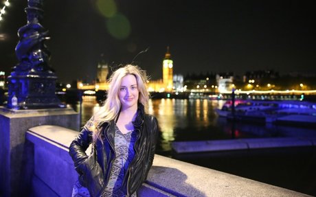 Ashley Johnson ヌードモデル 写真