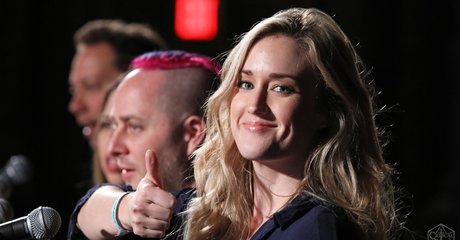 Ashley Johnson 裸の女優 ギャラリー