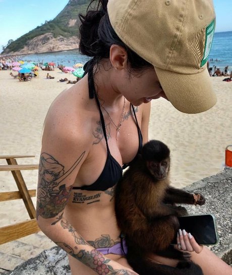 Leticia Caputi スター ヌード 写真