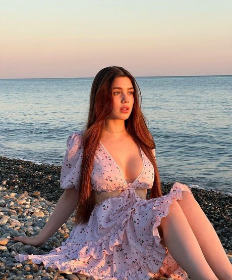 曲線美のラテン系オンリーファンズ ヌード 写真