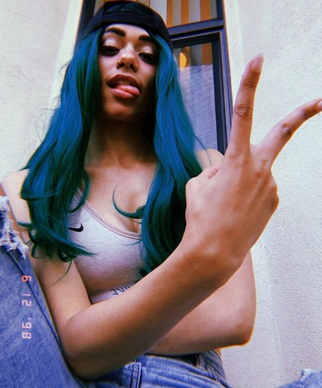 18歳のオンリーファンズ 美しいヌード 写真