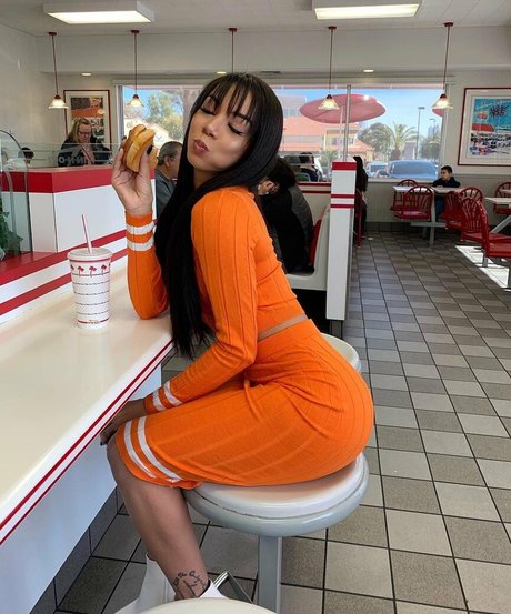 曲線美のラテン系オンリーファンズ ポルノ 画像