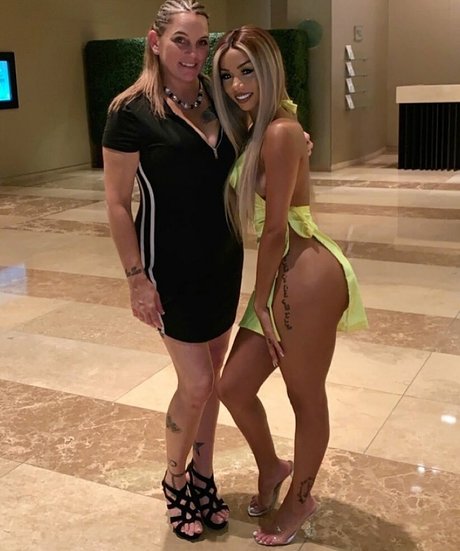 ママの足OnlyFans セクシー裸 写真