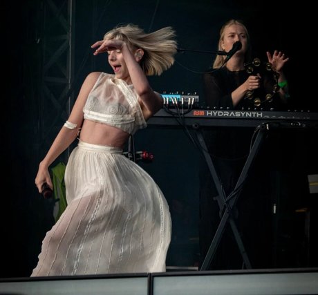 Aurora Aksnes ポルノスター 素敵 写真