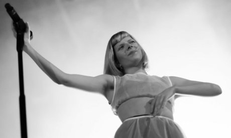 Aurora Aksnes ポルノ女優 画像