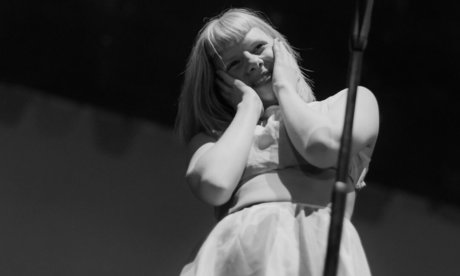 Aurora Aksnes ヌードモデル ギャラリー