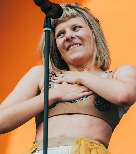 Aurora Aksnes ポルノモデル ギャラリー