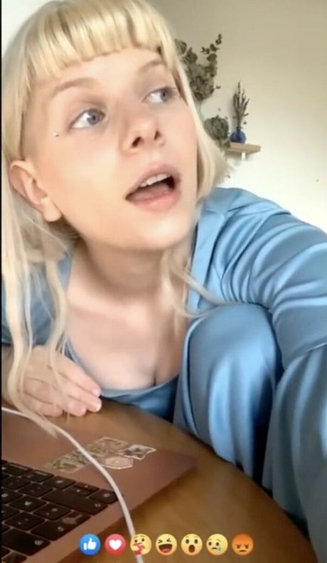 Aurora Aksnes ヌードモデル 写真