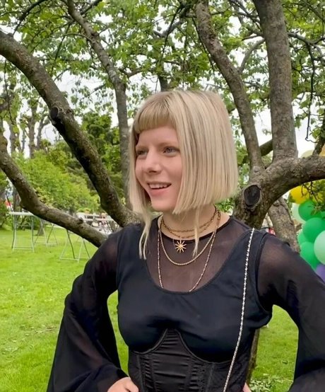 Aurora Aksnes 無料モデル 画像