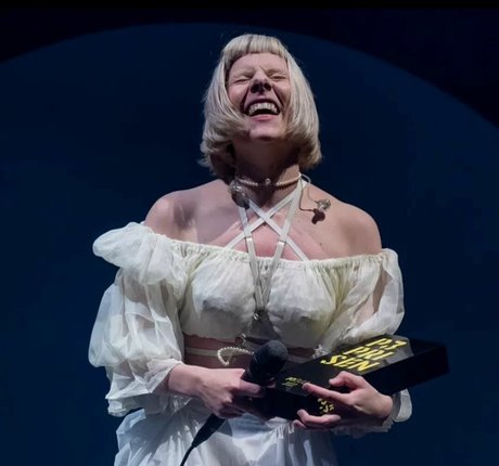 Aurora Aksnes ホットなポルノスター アーカイブ