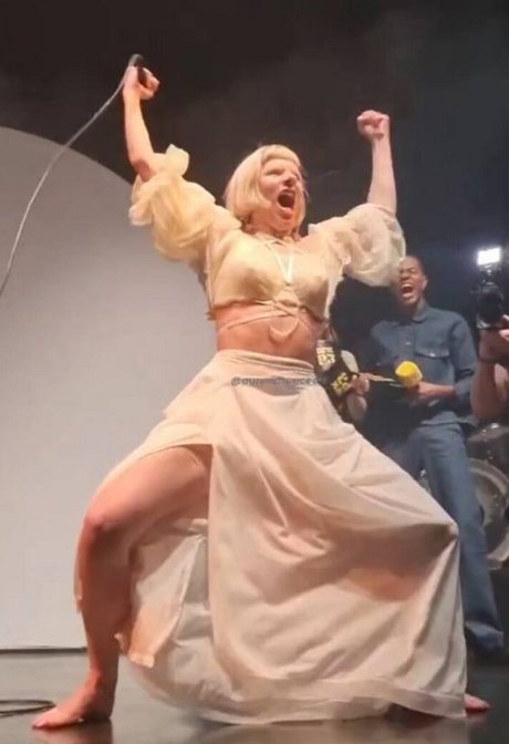 毛深い足のOnlyFans 無料ヌード ギャラリー