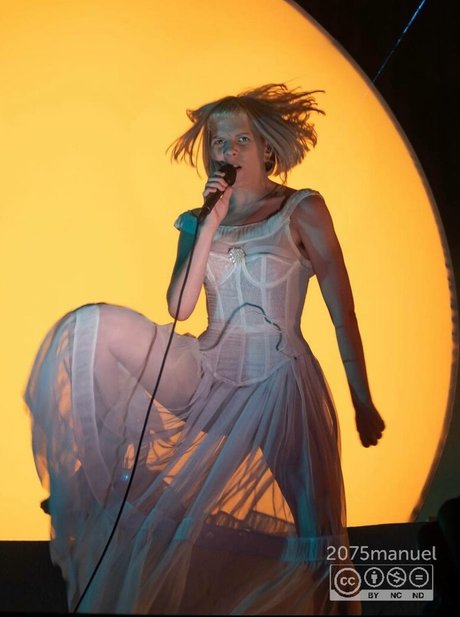 Aurora Aksnes ポルノスター セクシー 画像