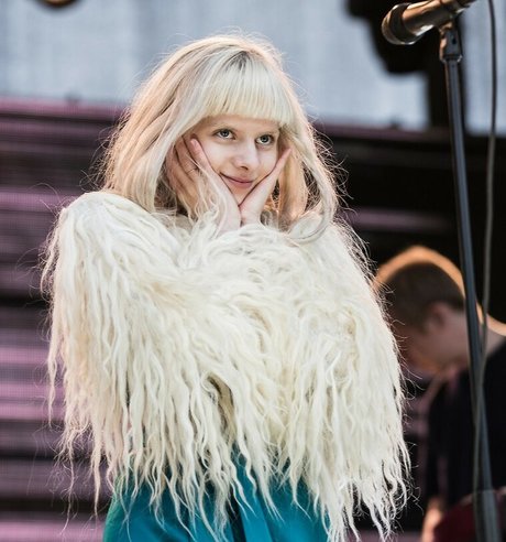 Aurora Aksnes スター ヌード 写真