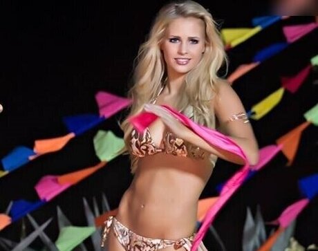 ブルネットの看護師オンリーファンズ アートヌード 写真