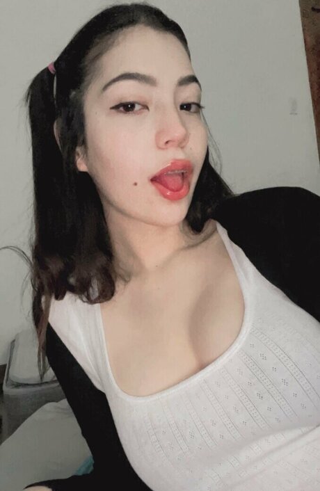 ピアス乳首オンリーファンズ エロ 写真