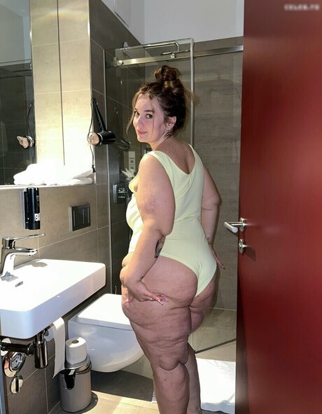 曲線美の女の子オンリーファンズ えろた 写真