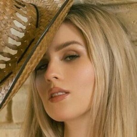 Debanhy Ariadne アダルトモデル 写真