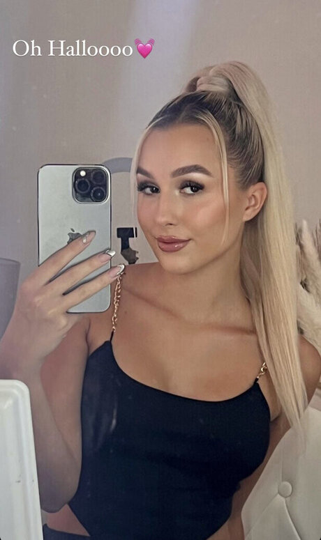 大きな黒い猫OnlyFans アートヌード 写真