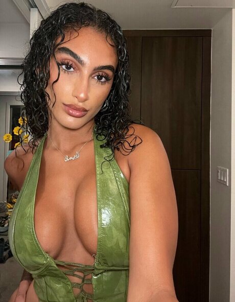 Imangharram 高品質のポルノスター 写真