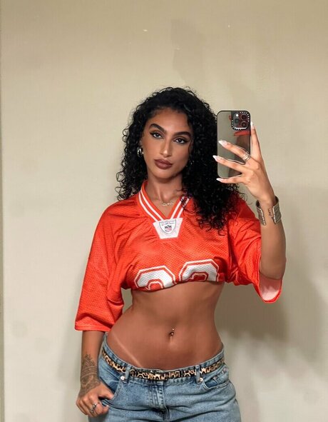 Imangharram アダルトモデル 写真