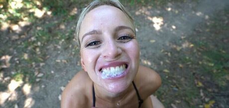 曲線美の女の子オンリーファンズ アートポルノ 写真