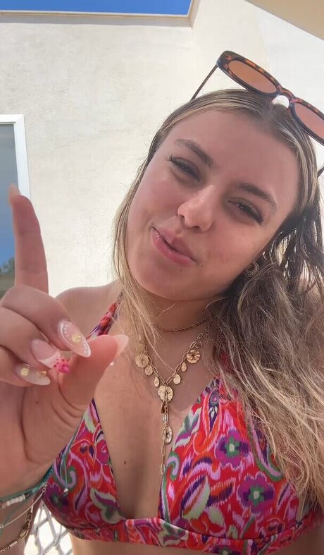 Emma Malewski ヌードモデル 写真