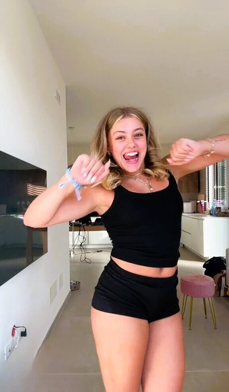 Emma Malewski スター ヌード 写真