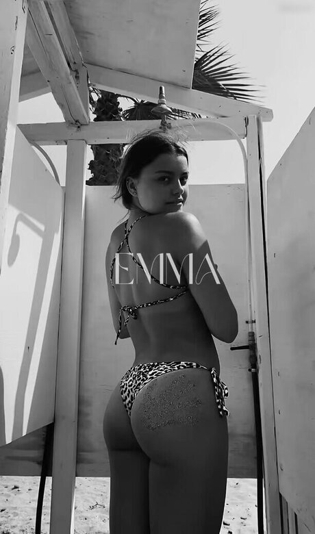 Emma Malewski ポルノスター アート ギャラリー