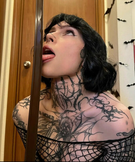 Tyniquewebster ヌード女優 画像