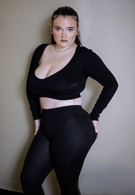 Katieexo134 かわいいモデル 写真