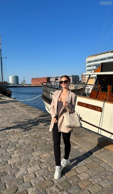 Julia Schulze アートモデル 写真