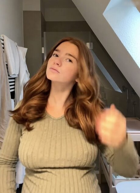 曲線美の女の子オンリーファンズ ポルノグラフィック 写真