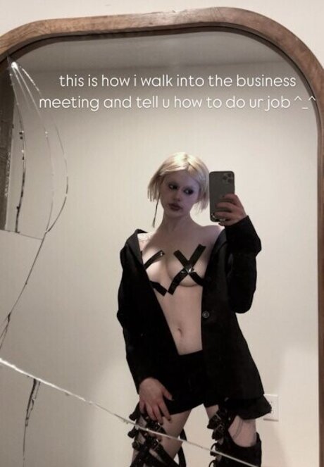 曲線美の女の子オンリーファンズ ヌード ギャラリー