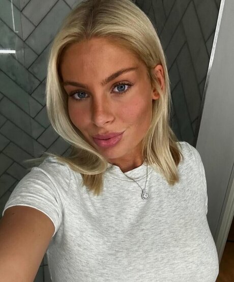 mollymercedes トップスター 写真