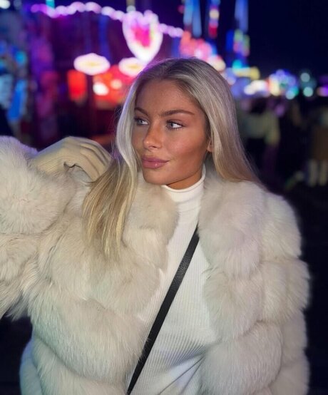 mollymercedes xxxモデル 写真