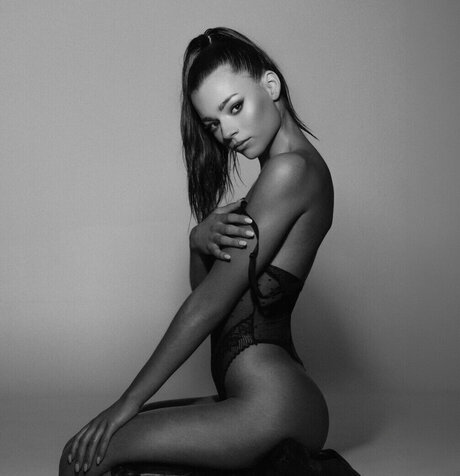 Taylin Alberts アートモデル 画像