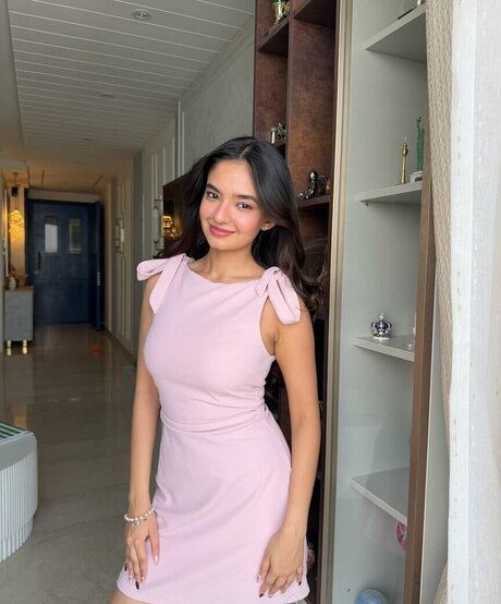 Anushka Sen HDスター アーカイブ