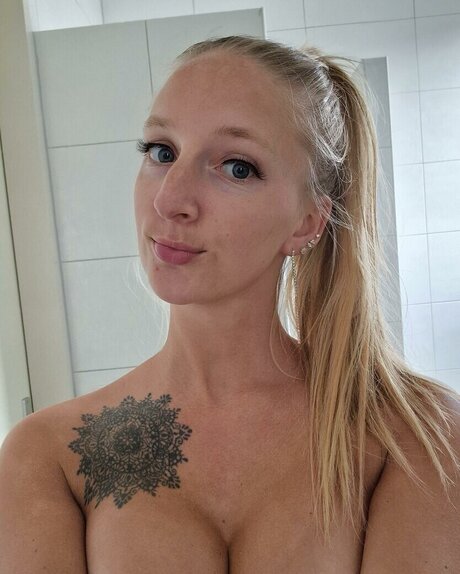 Yilvina モデル 写真