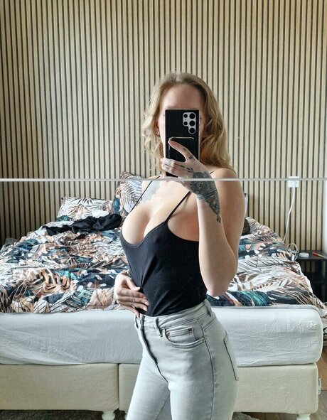 Yilvina ポルノスター 写真