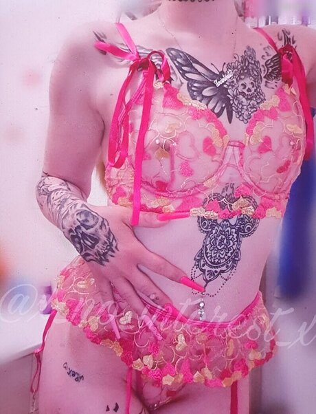 大きな乳首オンリーファンズ セクシーヌード 画像