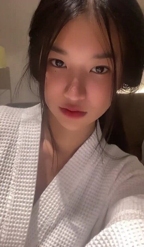 曲線美の女の子オンリーファンズ えろ 画像