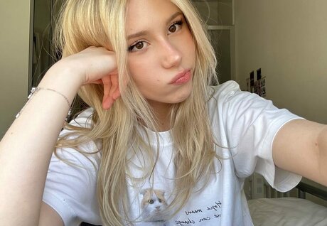 Kitty Mae セクシーなポルノスター 写真