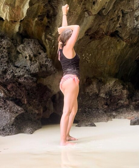 アジア人のティーンの足 オンリーファンズ 美しいxxx ギャラリー