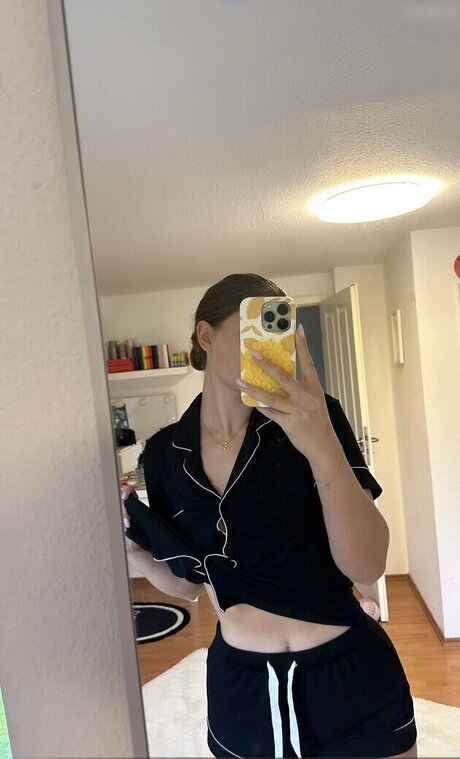 18歳のオンリーファンズ ヌード ギャラリー