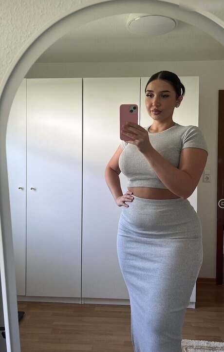 小人ヌードオンリーファンズ ホットセクシー 画像