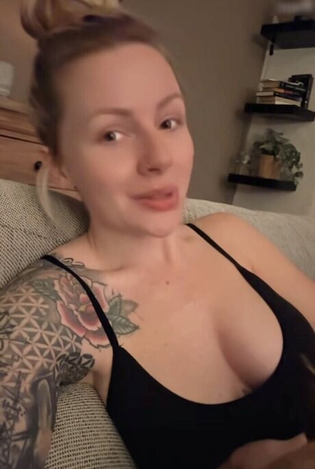 巨大なチンポを持つシーメールオンリーファンズ アダルト無料 写真